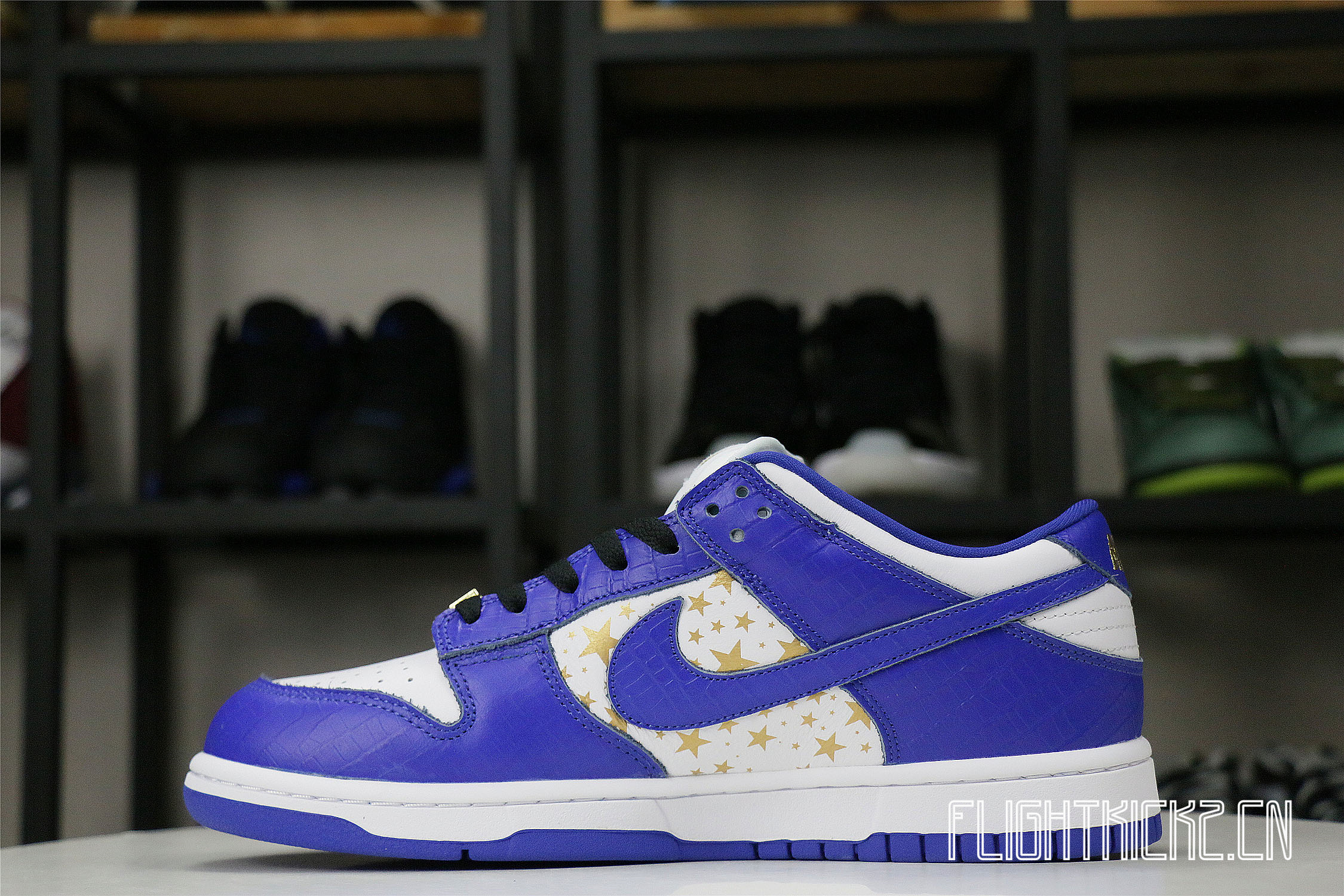 Nike SB Dunk Low Supreme Hyper Royal