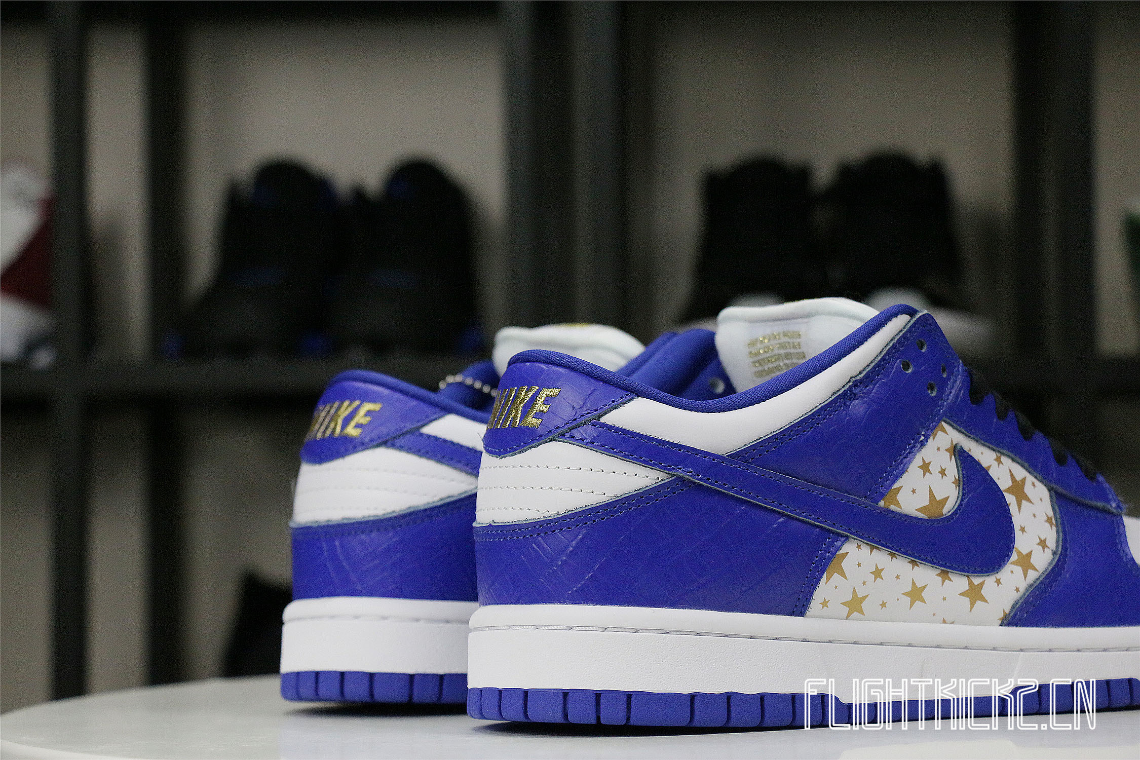 Nike SB Dunk Low Supreme Hyper Royal