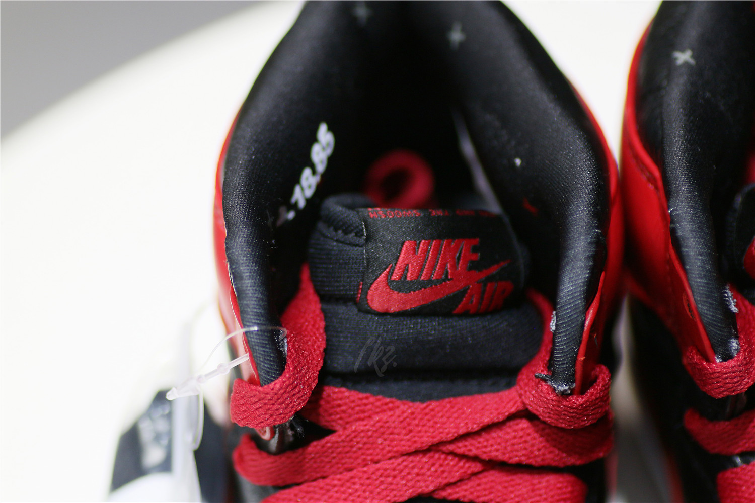 Air Jordan 1 OG Banned/Bred 2011 (LN5 A1 ,Deadstock,with tiny Flaws)