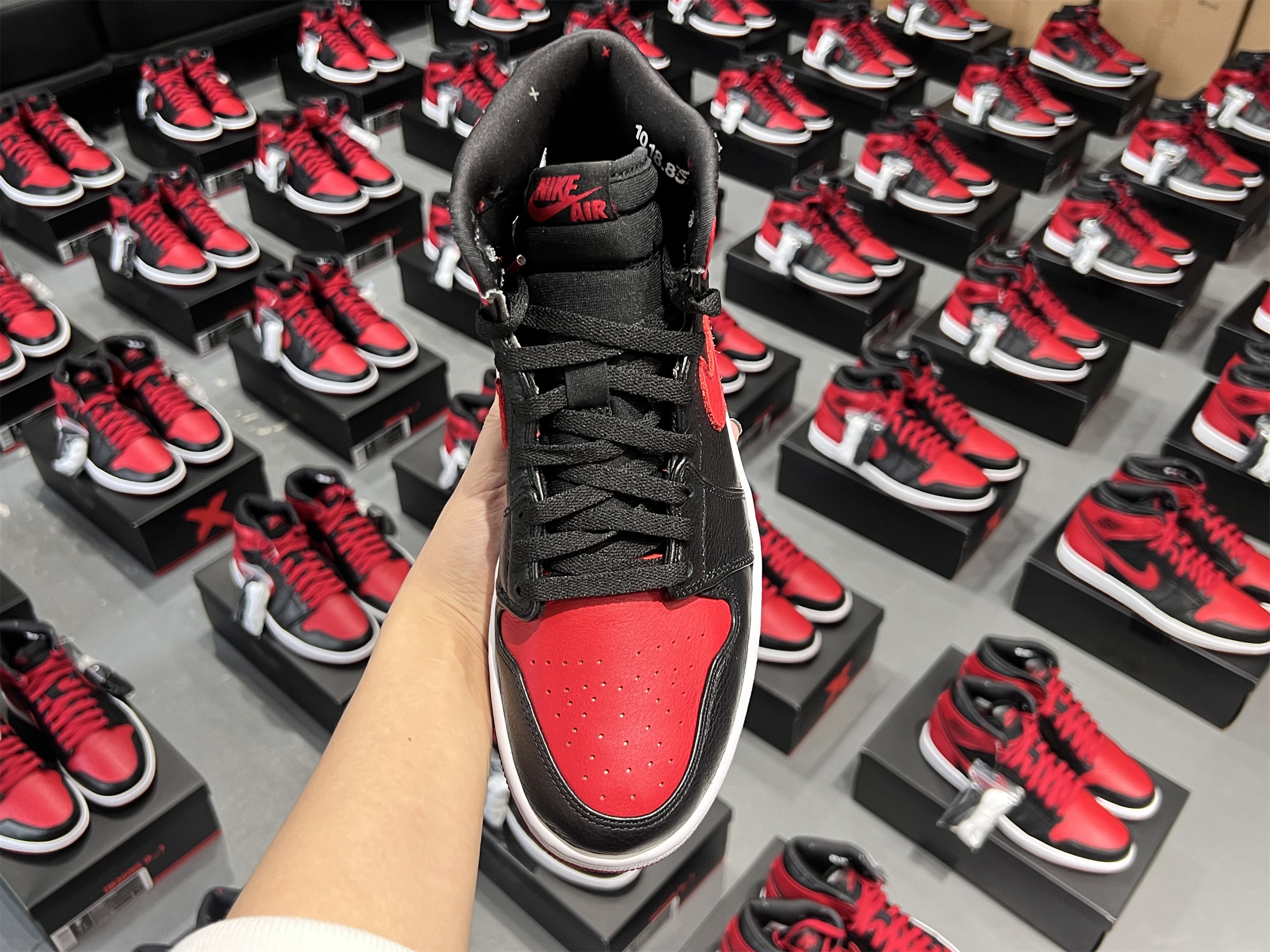 Air Jordan 1 OG Banned/Bred 2011 (LN5 A1 ,Deadstock,with tiny Flaws)