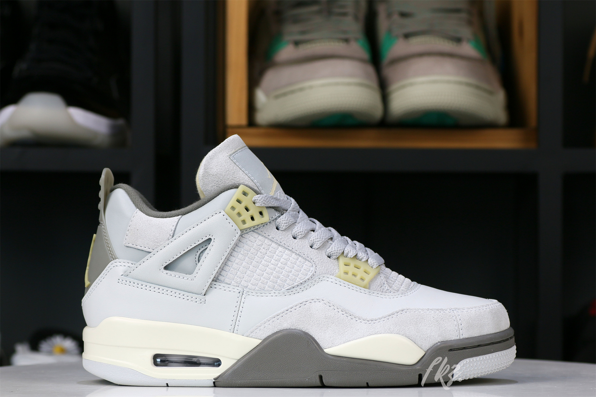 Air Jordan 4 Retro SE Craft Photon Dust