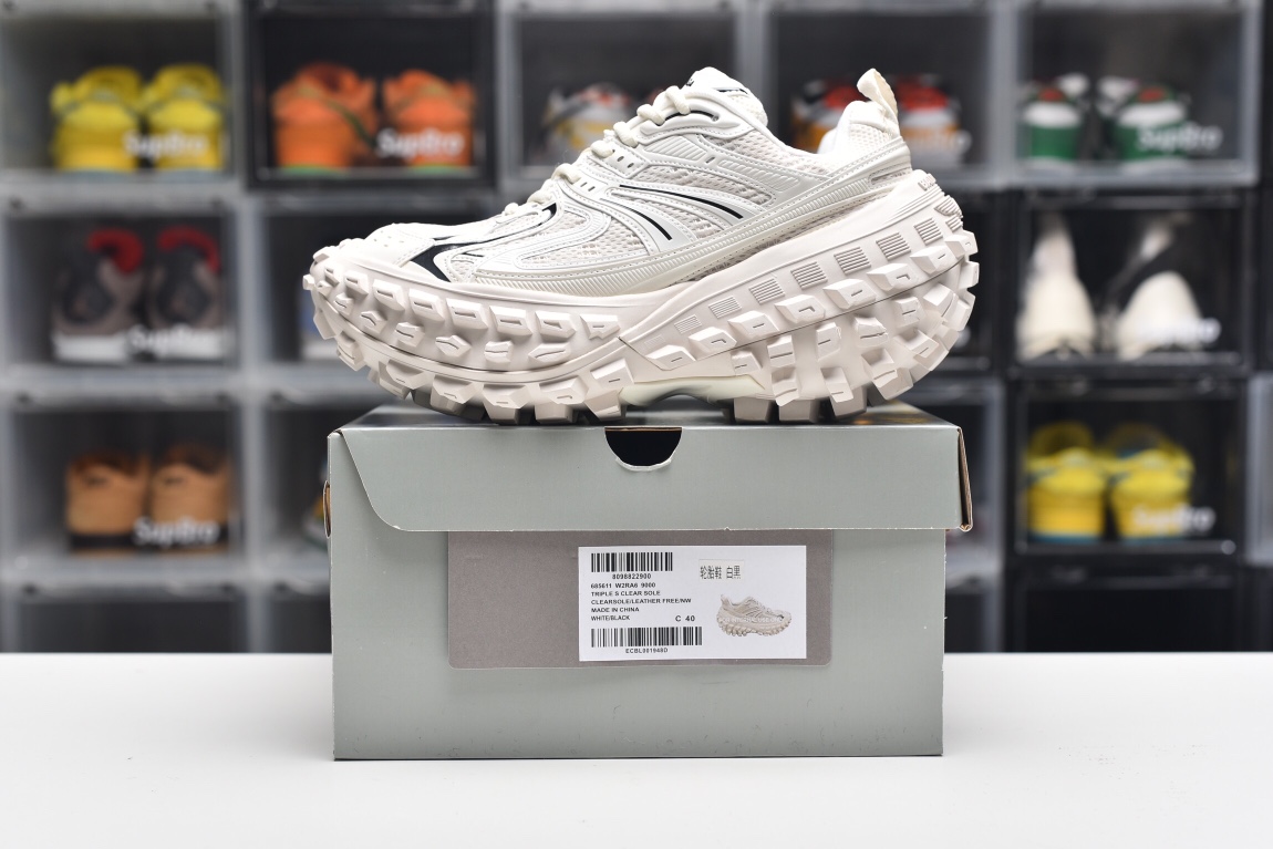 Balenciag* Defender black & white