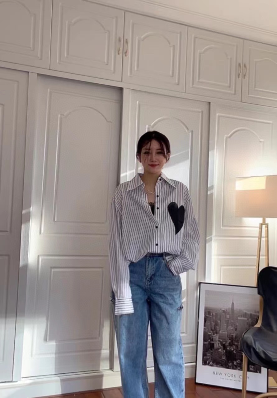 Mo&Co Joint Vertical Stripe Love Patch Shirt