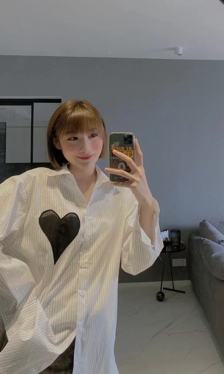 Mo&Co Joint Vertical Stripe Love Patch Shirt