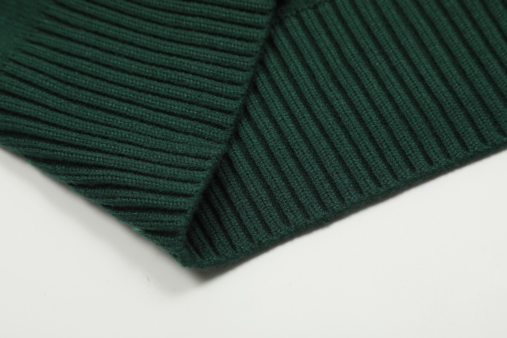 Am1 2024SS classic green jacquard big heart turtleneck sweater