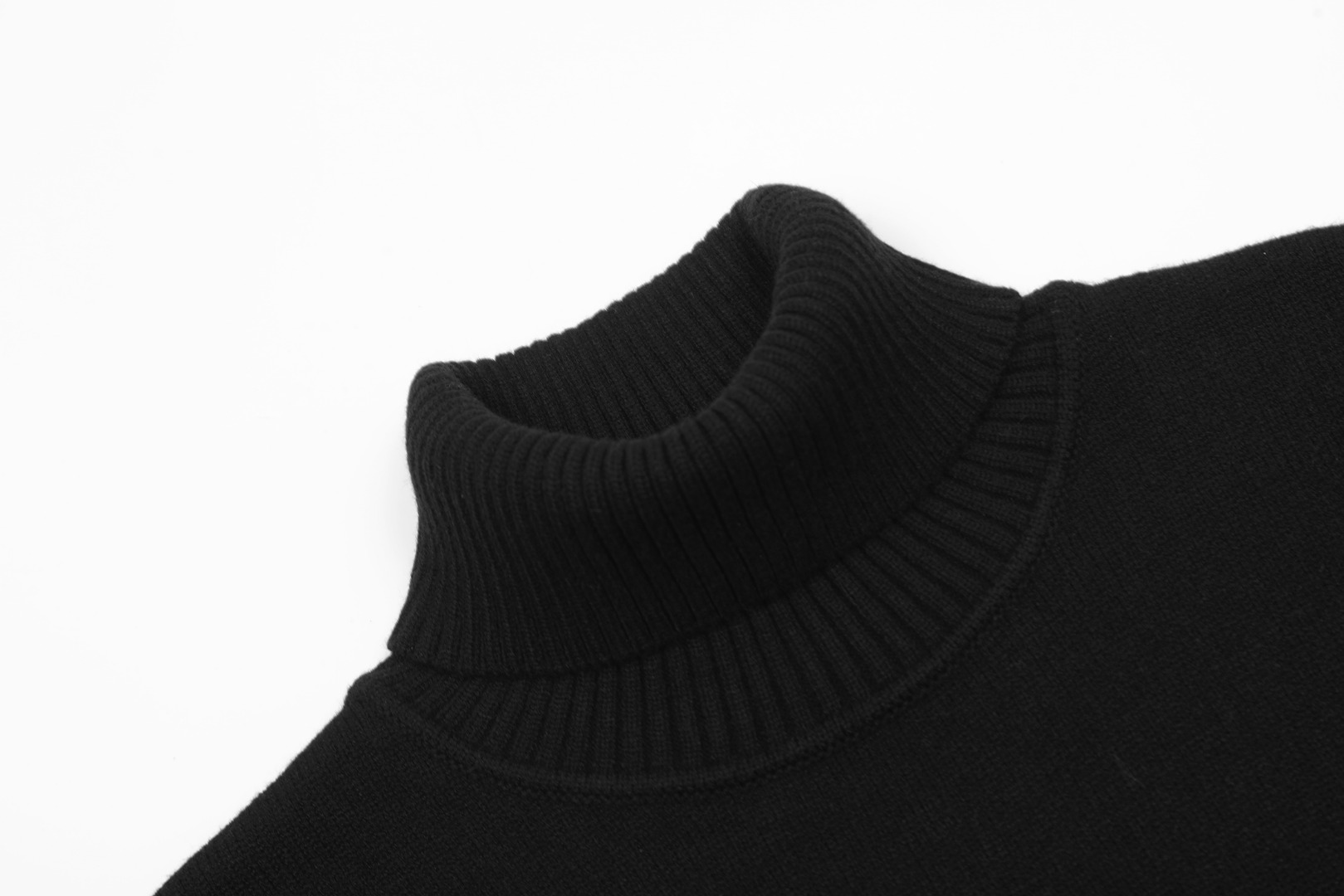 Am1 2024SS classic black jacquard big heart turtleneck sweater