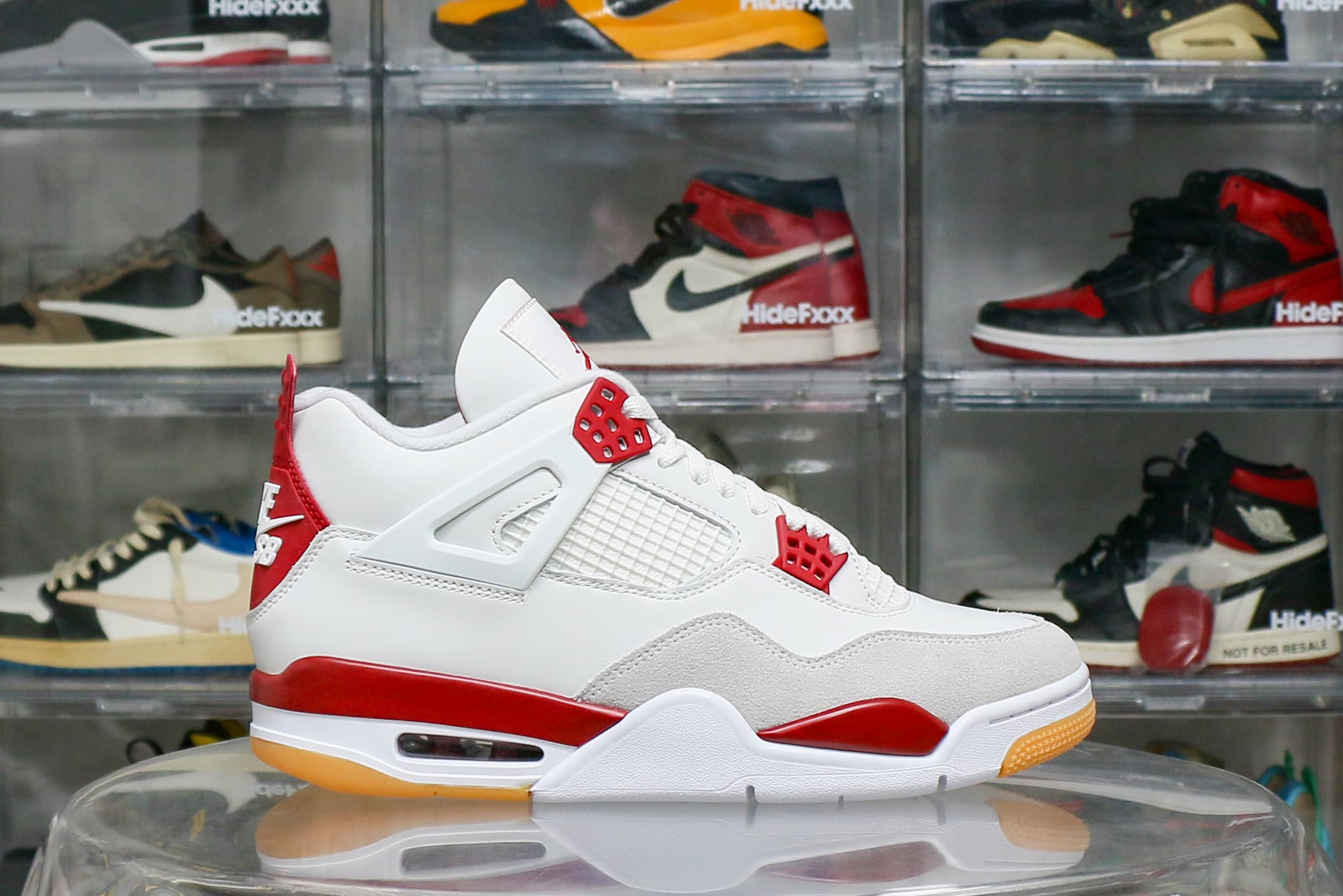 Nike SB x Air Jordan 4 Varsity Red is a Family & Friends (LN5 A1 Batch)