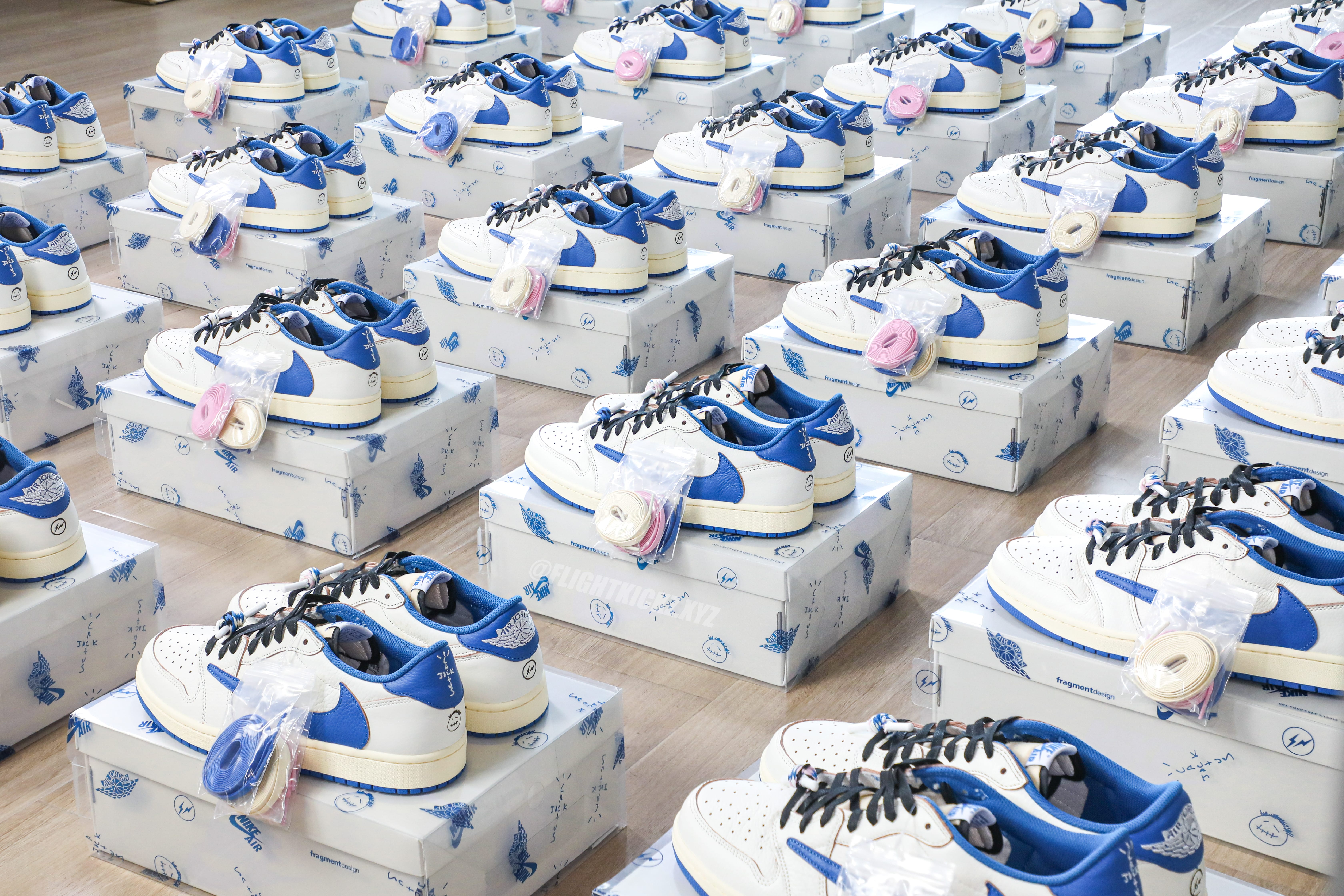 Travis Scott x Fragment x Air Jordan 1 Low OG (Ln5 A1)